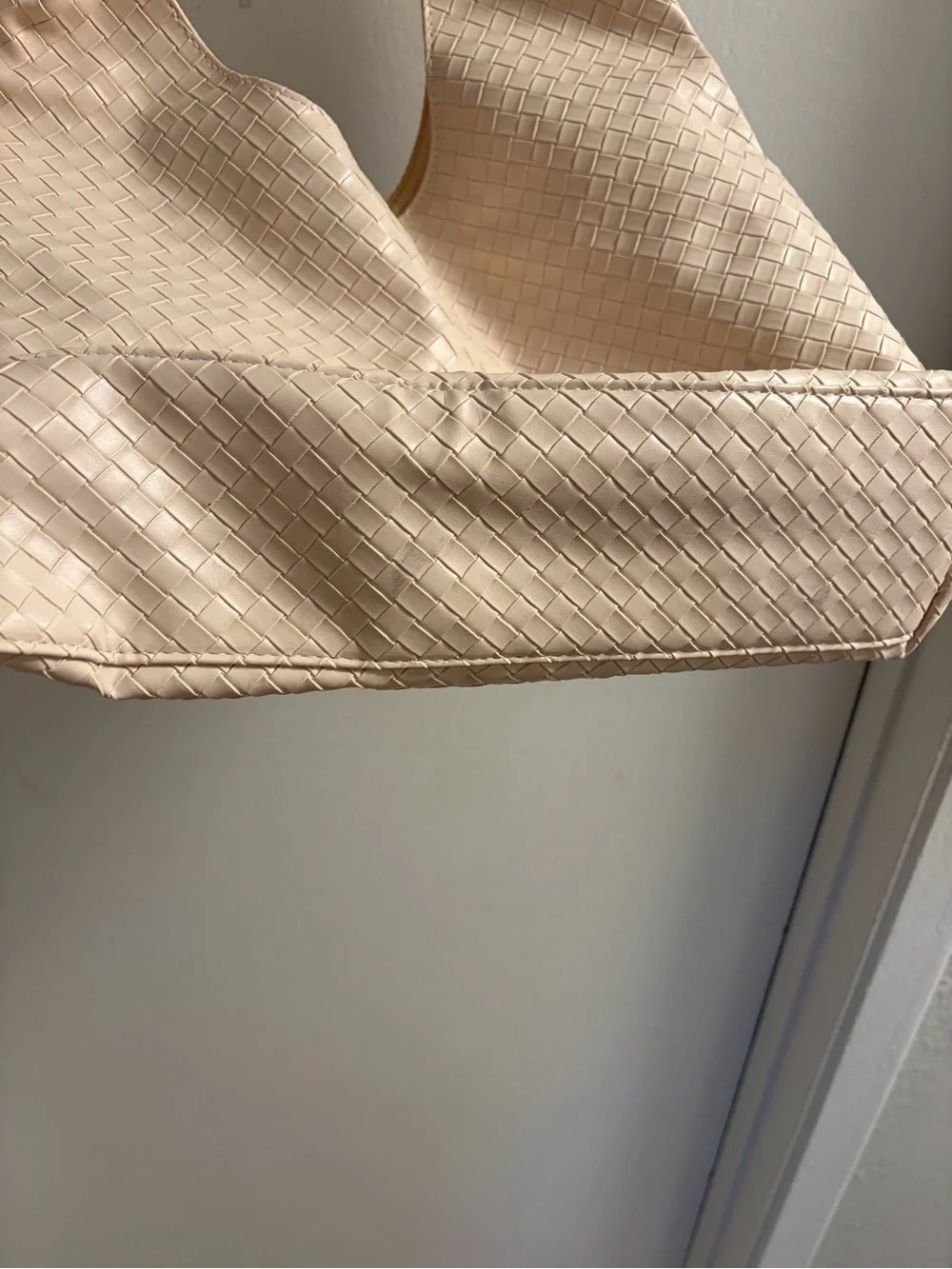 Women’s Woven Shoulder Bag in Cream